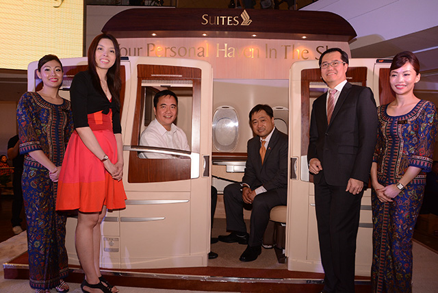 LAUNCH. (Seated L-R) Transportation Secretary Joseph Emilio Abaya and Finance Secretary Cesar Purisima unveil the Singapore Airlines premium suites with SIA general manager Carol Ong (second from left) and SIA Regional Vice President for Southeast Asia Philip Goh (standing). Photo from SIA 
