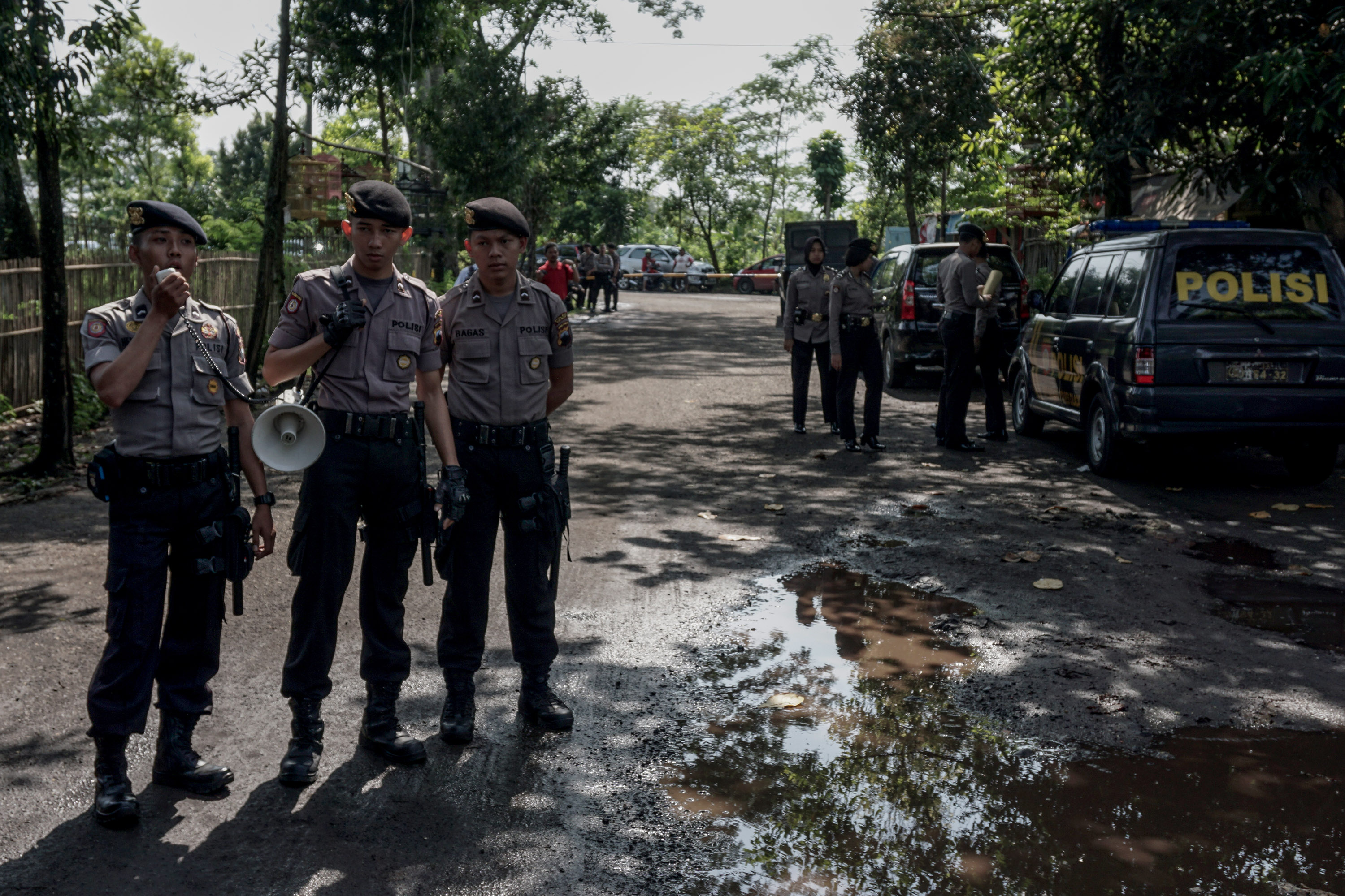 Sejumlah petugas kepolisian memberikan peringatan sterilisasi area sekitar dermaga penyeberangan Wijayapura, Cilacap, Jateng, pada 27 Juli 2016. Foto oleh Idhad Zakaria/Antara 