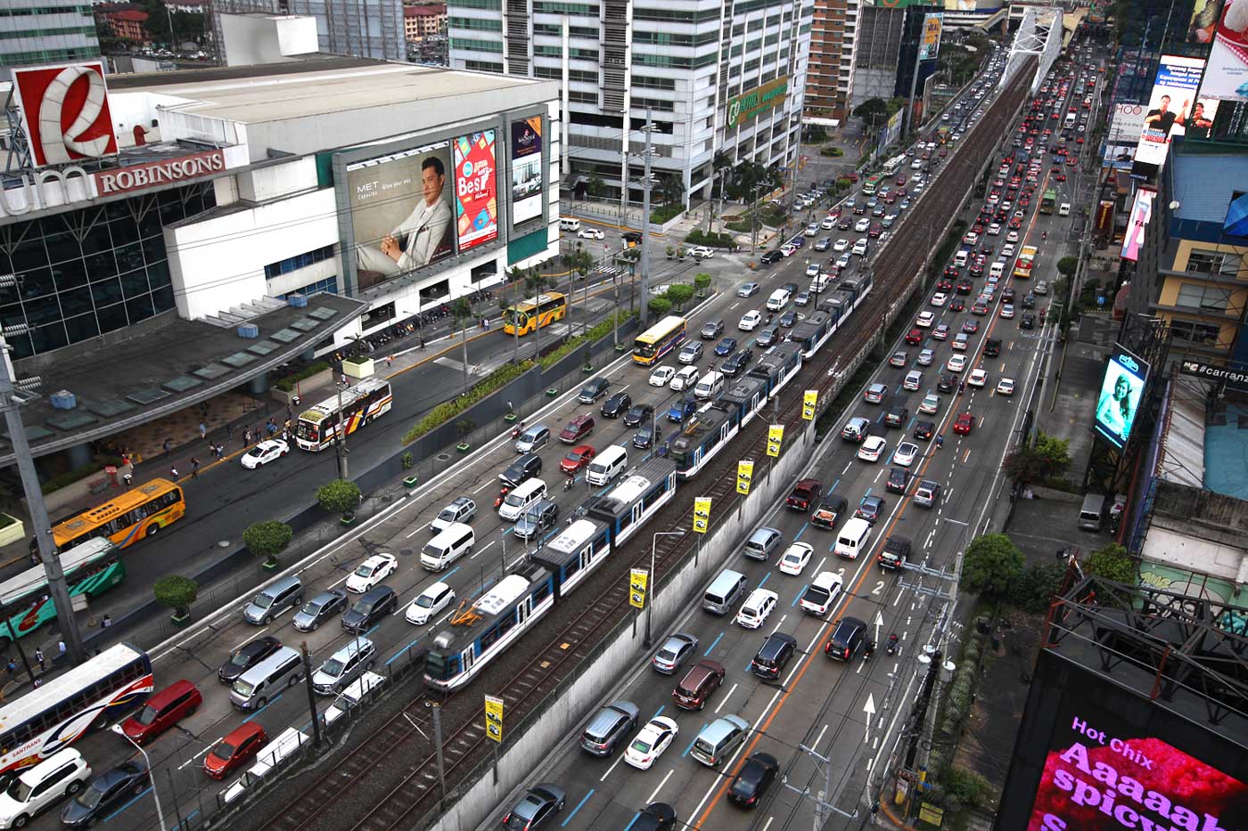 ADDITIONAL LANE. The Metropolitan Manila Development Authority seeks to decrease the width of EDSA lanes to allow for the creation of a new lane just for motorcycles. File photo by Darren Langit/Rappler  