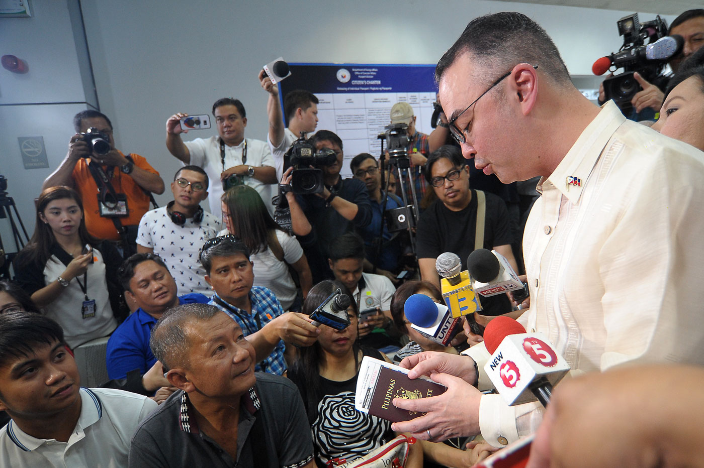 NEW PASSPORTS. Foreign Secretary Alan Peter Cayetano hands out new passports with a 10-year validity during a launch at DFA ASEANA in Parañaque City on January 12, 2018. File photo by Ben Nabong/Rappler  