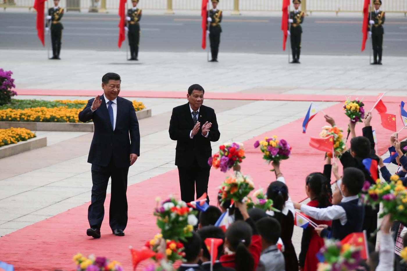 TALKING MARITIME DISPUTE. President Rodrigo Duterte and President Xi Jinping are welcomed by Chinese students during the arrival ceremony at the Great Hall of the People in Beijing on October 20. Photo by King Rodriguez/PPD 