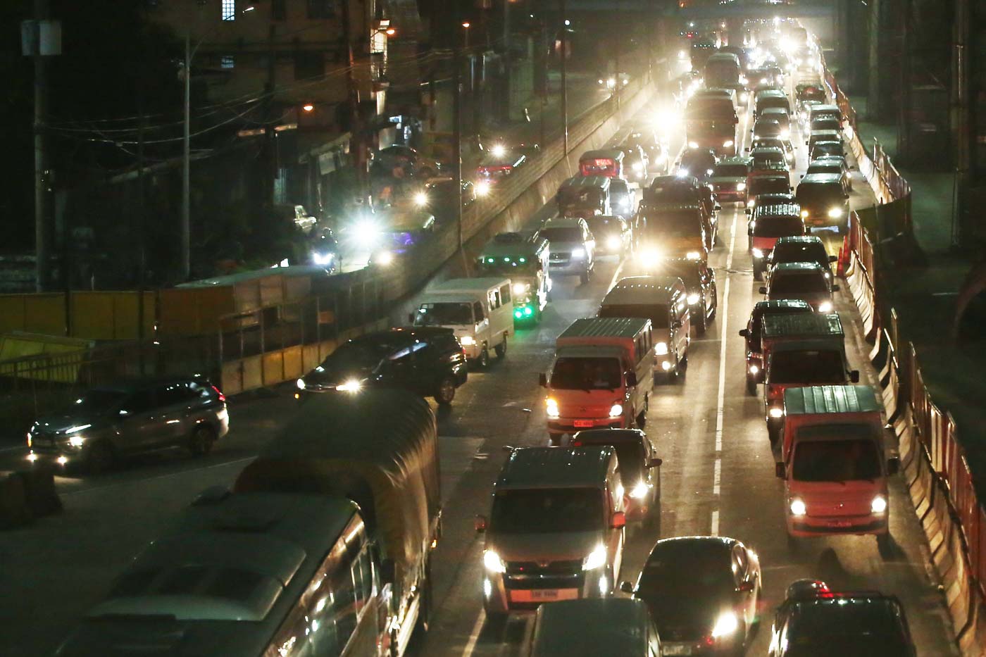 MEGA CITY TRAFFIC. Motorists endure heavy traffic along NLEX in Quezon City as they return from the northern provinces during the long Undas weekend. Photo by Ben Nabong/Rappler 