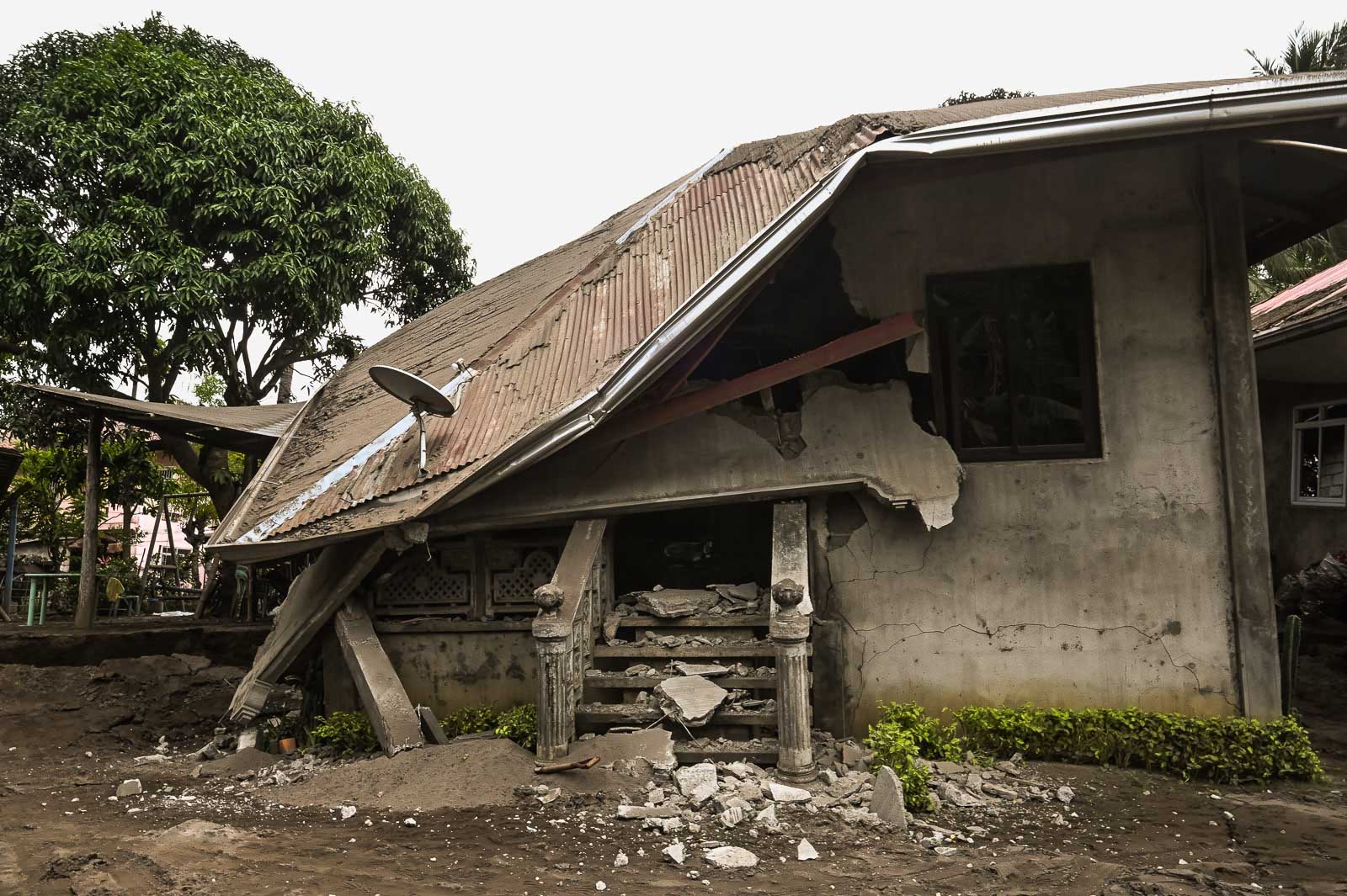 DAMAGED. Fissures cause major damage to roads, houses, and establishments in Barangay San Teodoro in Agoncillo, Batangas, on January 14, 2020. Photo by Alecs Ongcal/Rappler 