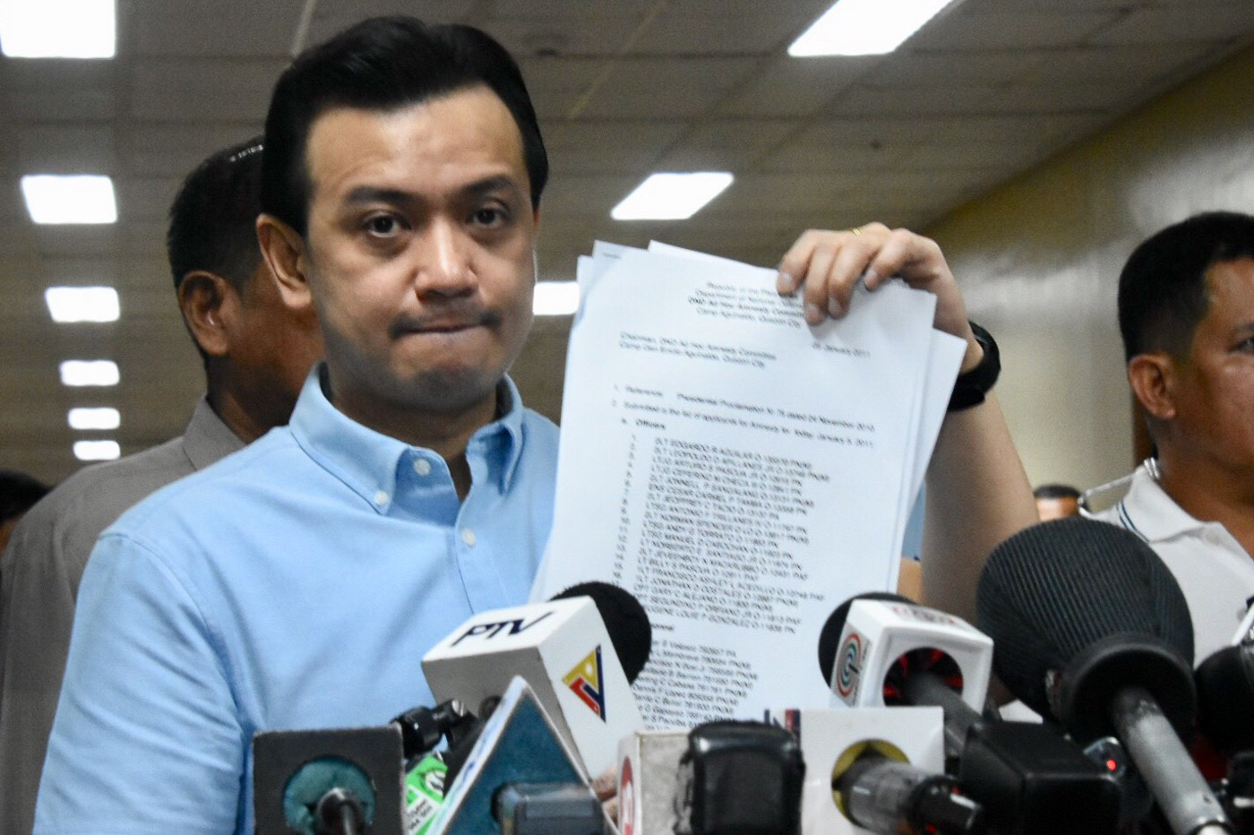 PROOF. Senator Antonio Trillanes IV in a press conference on September 6, 2018 shows a new set of documents to claim that the amnesty given to him is valid. Photo by Angie de Silva/Rappler   