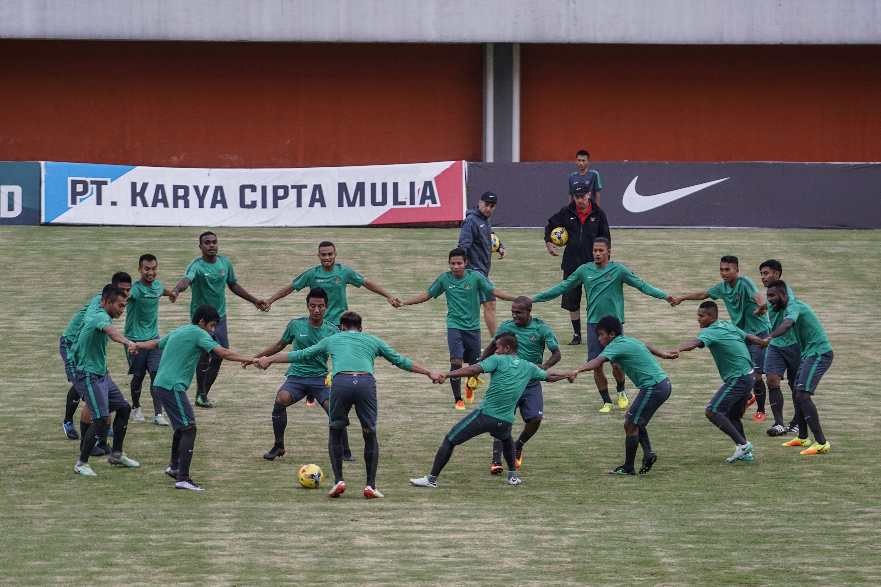 Pemain timnas Indonesia mengikuti pemusatan latihan di Stadion Maguwoharjo, Sleman, jelang turnamen Piala AFF 2016. Foto oleh Hendra Nurdiyansyah/Antara 