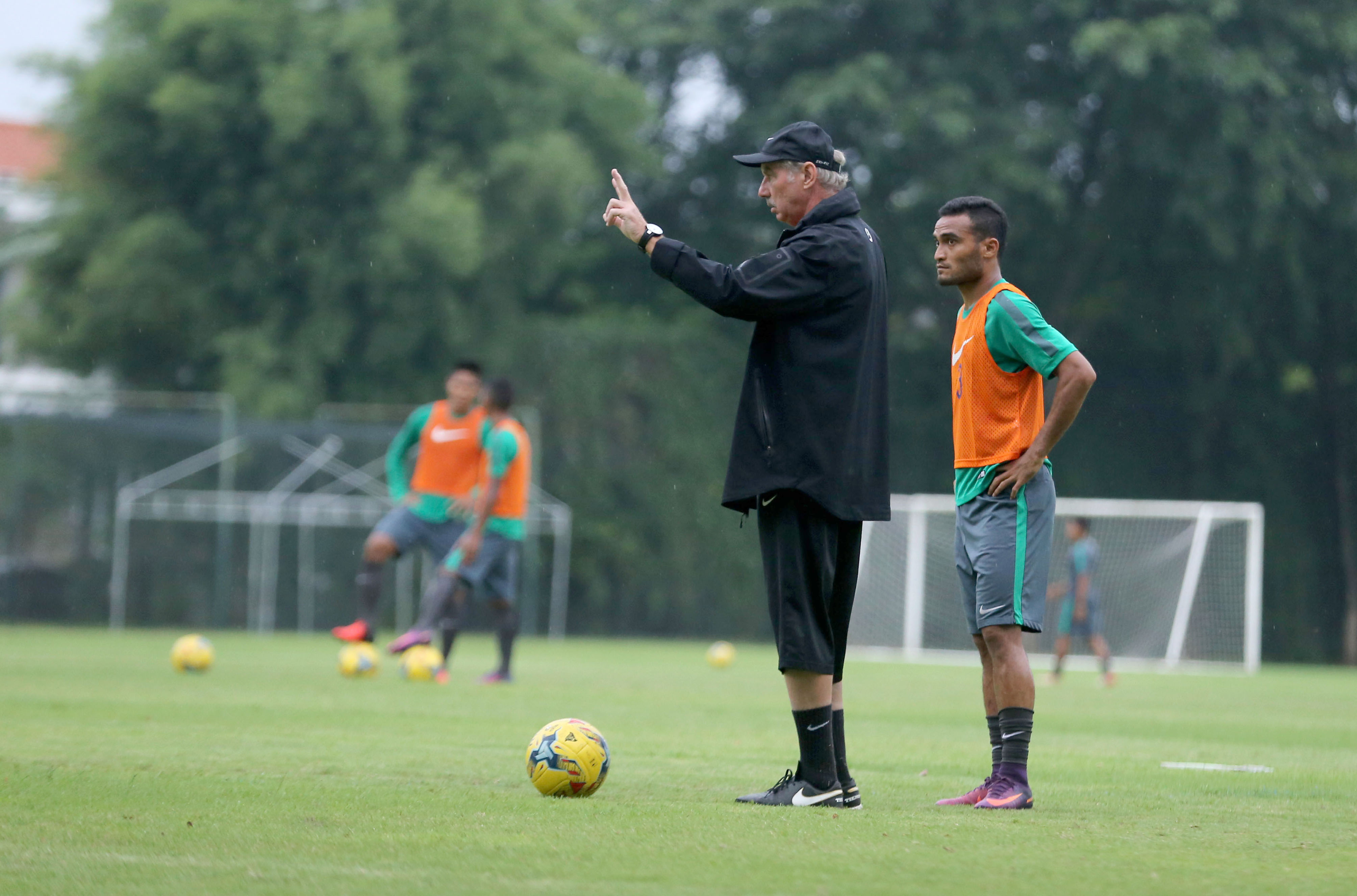Pelatih timnas Indonesia, Alfred Riedl, memberikan arahan kepada pemain pada sesi latihan jelang pertandingan Piala AFF 2016 melawan Thailand. Foto oleh Lucky R/Antara
 