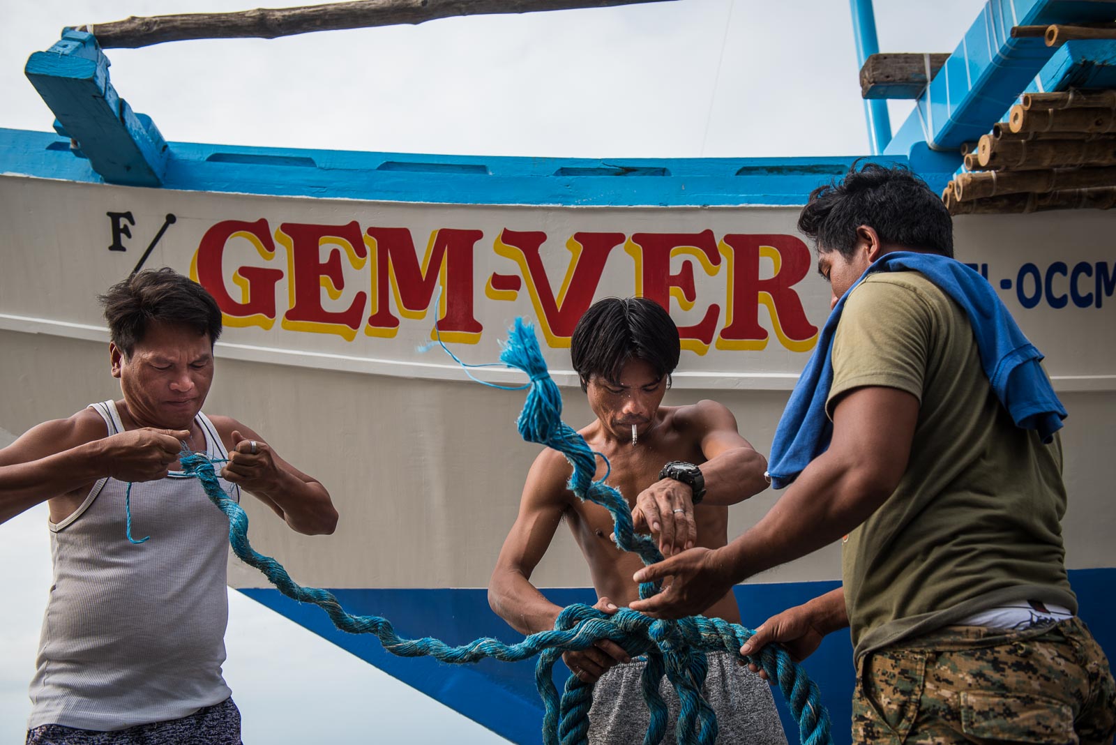 READY TO SAIL. Fishermen apply finishing touches on the F/B Gem-Ver on November 13, 2019, after 5 months of repair. Photo by LeAnne Jazul/Rappler  