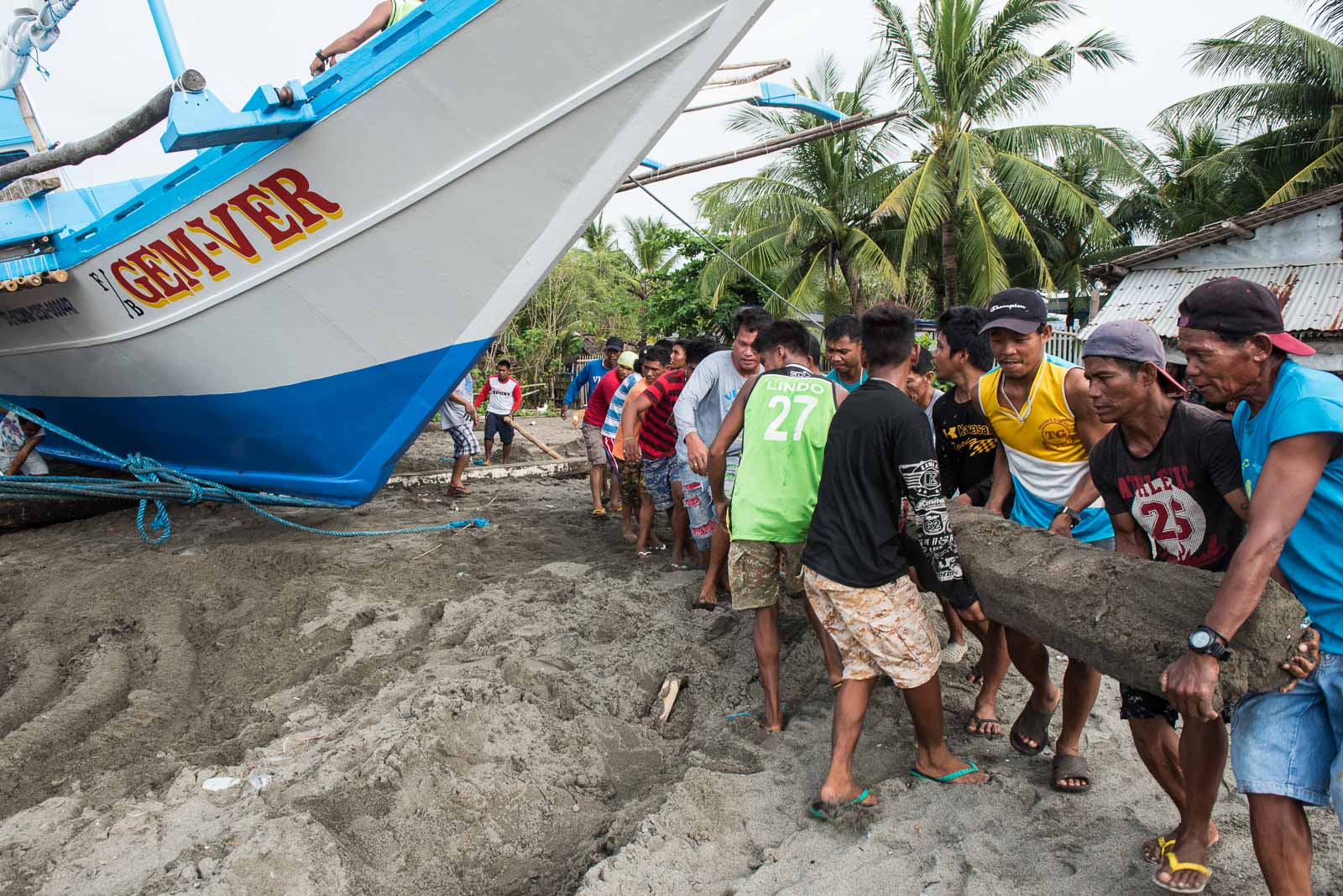 RETURN TO WATER. Fishermen haul the F/B Gem-Ver back to sea by the shore of Barangay San Roque in San Jose, Occidental Mindoro on November 14, 2019. 