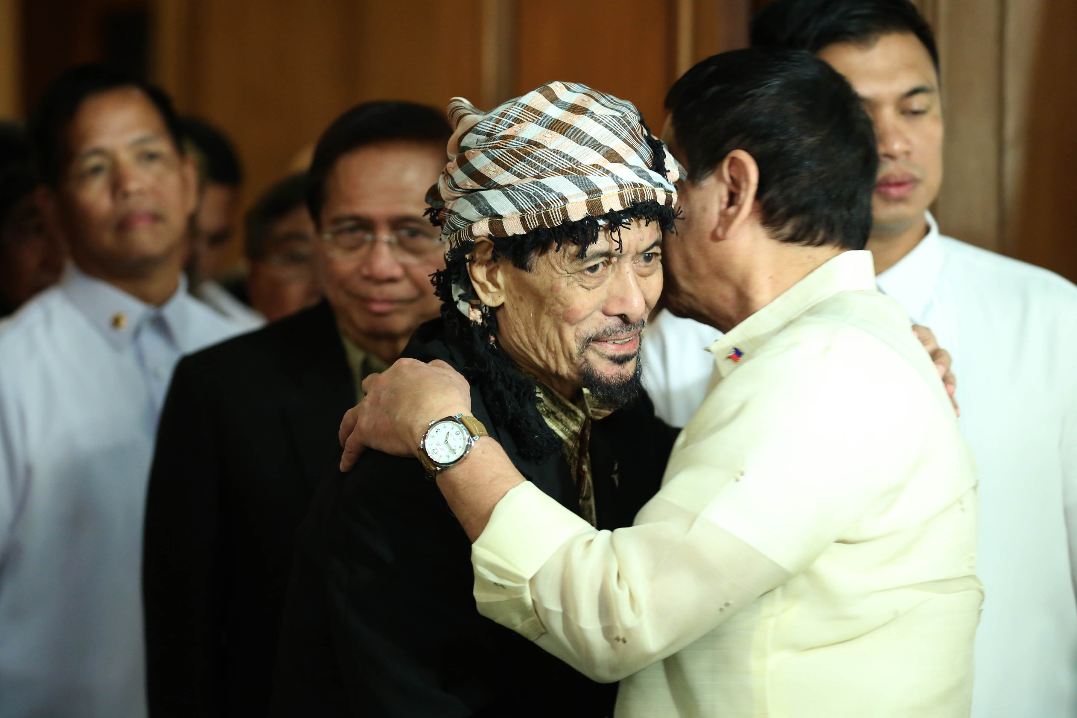 'BELOVED FRIEND'. President Rodrigo Duterte greets his 'beloved friend' MNLF Chairman Nur Misuari in Malacañang in November 2016. File photo from Malacañang Photo 