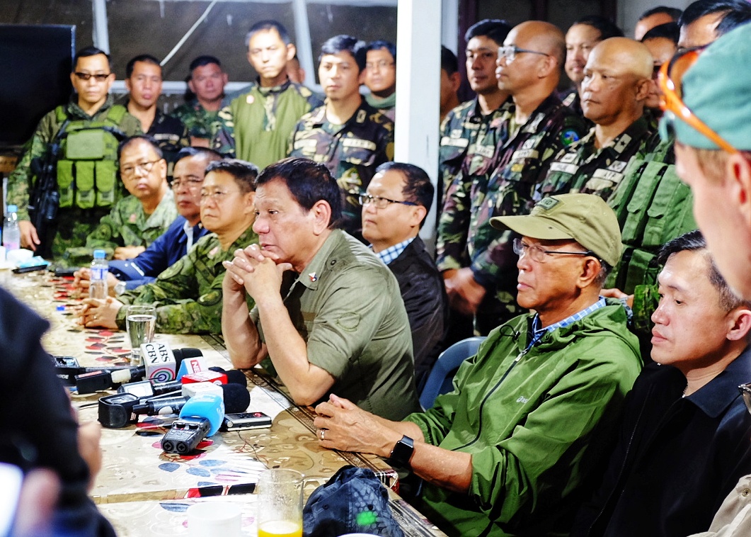DUTERTE. President Rodrigo Duterte along with top military officials visits Camp Ranao, Headquarters of the 103rd Brigade on Marawi city on Thursday, Sept. 21,2017. Photo by Bobby Lagsa/Rappler 