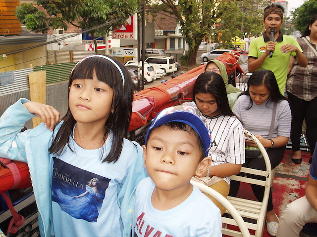 Dari anak-anak hingga orang dewasa menikmati naik Bandros di Bandung. Foto oleh Yuli Saputra/Rappler 