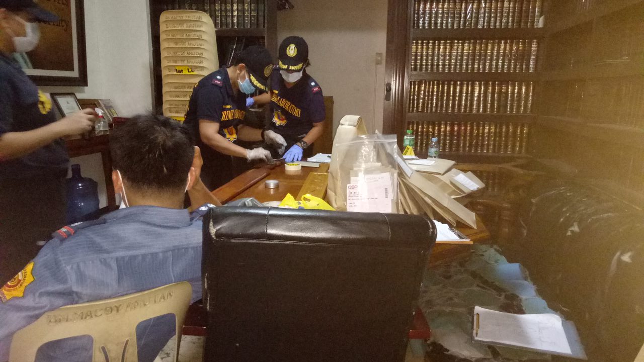 SWEEP. SOCO members look over every inch of the evidence. Rappler sourced photo  