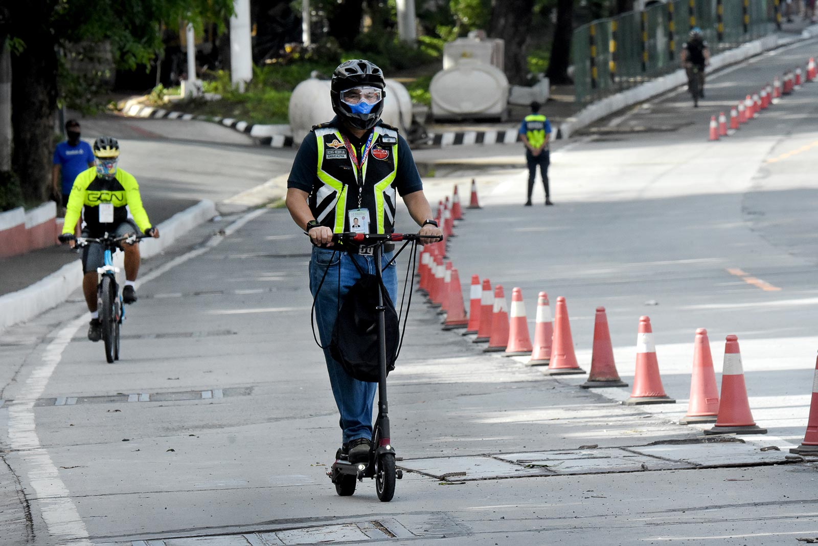 POP UP LANE. Bikers and e-scooter riders traverse the MMDA pop up bike lane on EDSA Northbound on May 24, 2020. Photo by Angie de Silva/Rappler  