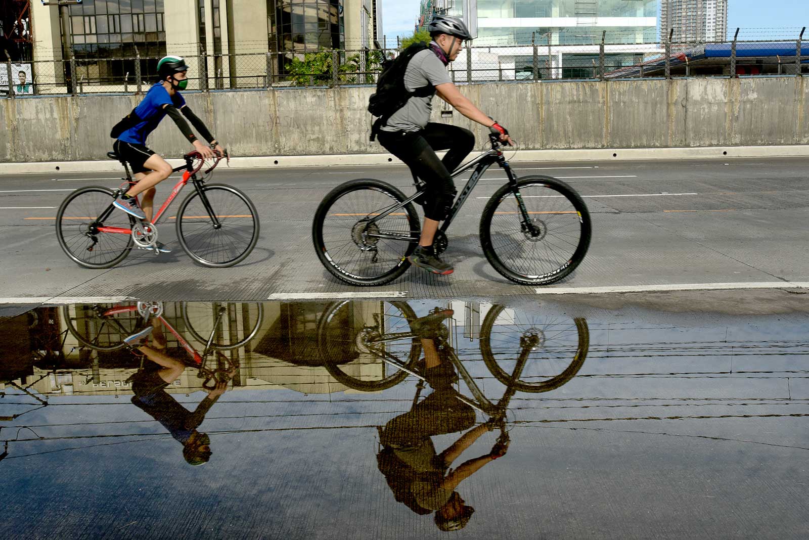 NEW NORMAL. Bicycle riders traverse the newly created MMDA Bike Lane at the north bound lane of EDSA on May 24, 2020. Photo by Angie de Silva/Rappler 