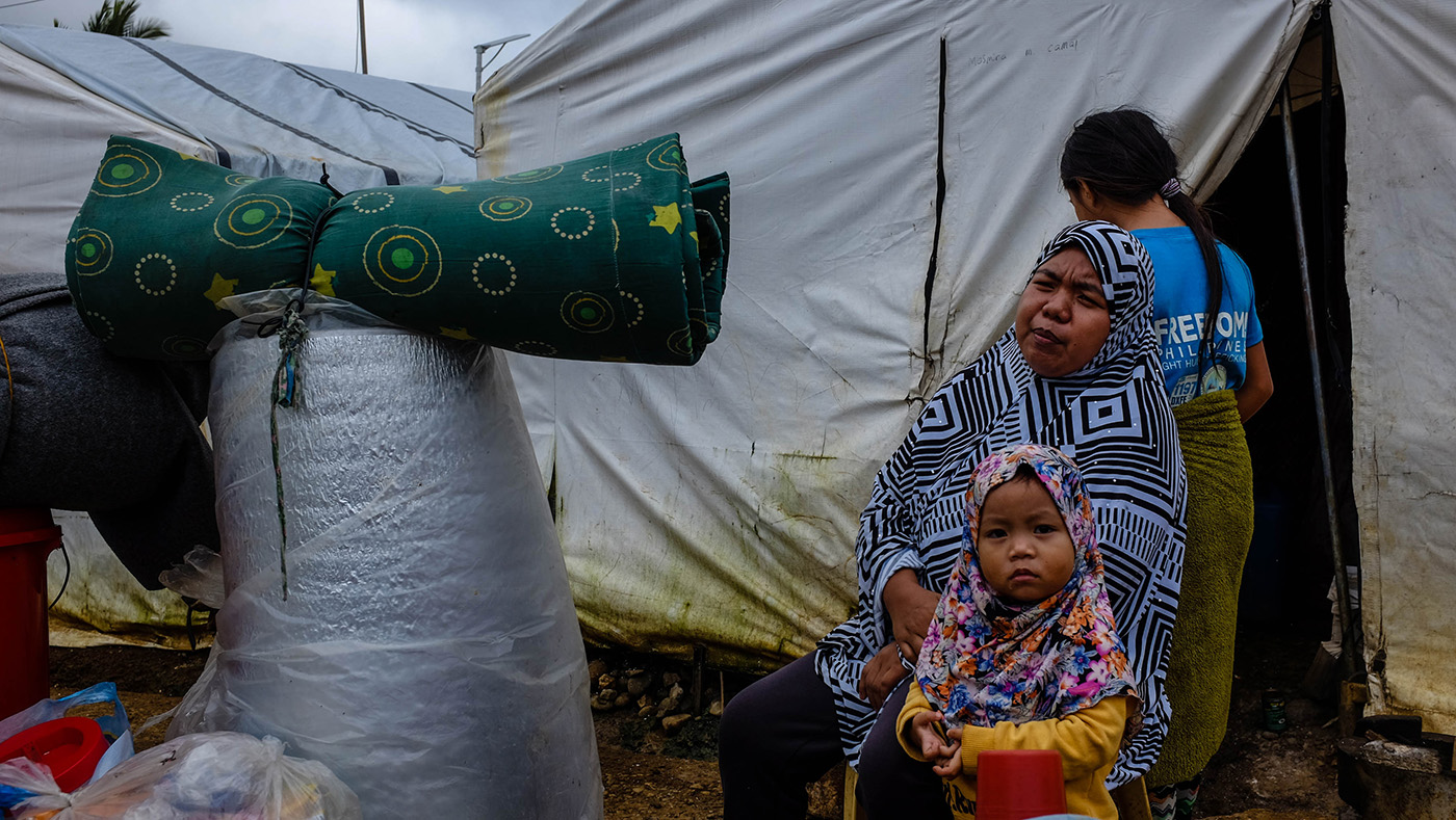 MARAWI'S PLIGHT. A woman and child living in Sarmanok tent wait for their transfer to Bogabong relocation site also in Marawi City. Photo by Bobby Lagsa/Rappler 
