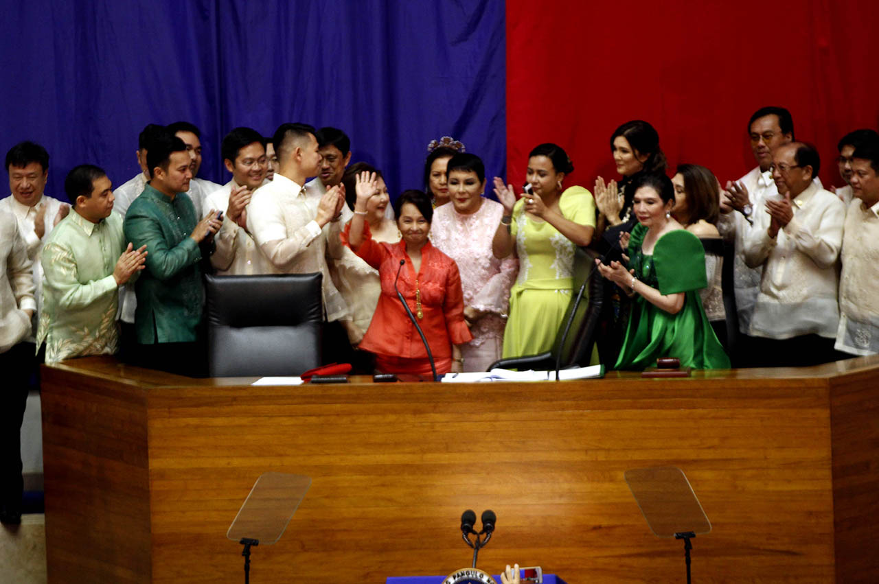 COUP AFTERMATH. Arroyo rewards all the legislators who made her rise to the speakership possible on July 23, 2018. Photo by Mary Grace dela Serna/Rappler  