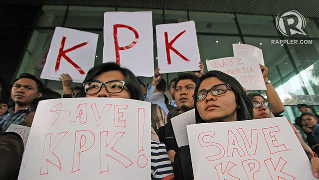 SAVE KPK. Koalisi Masyarakat Sipil Anti Korupsi berunjuk rasa di Gedung KPK terkait kriminalisi pimpinan KPK, pada 23 Januari 2015). Foto oleh Rappler