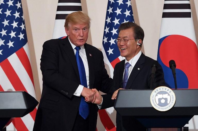 ALLIES. US President Donald Trump (L) shakes hands with South Korean President Moon Jae-In (R) during a joint press conference at the presidential Blue House in Seoul on November 7, 2017. File photo by Jung Yeon-Je/Pool/AFP  