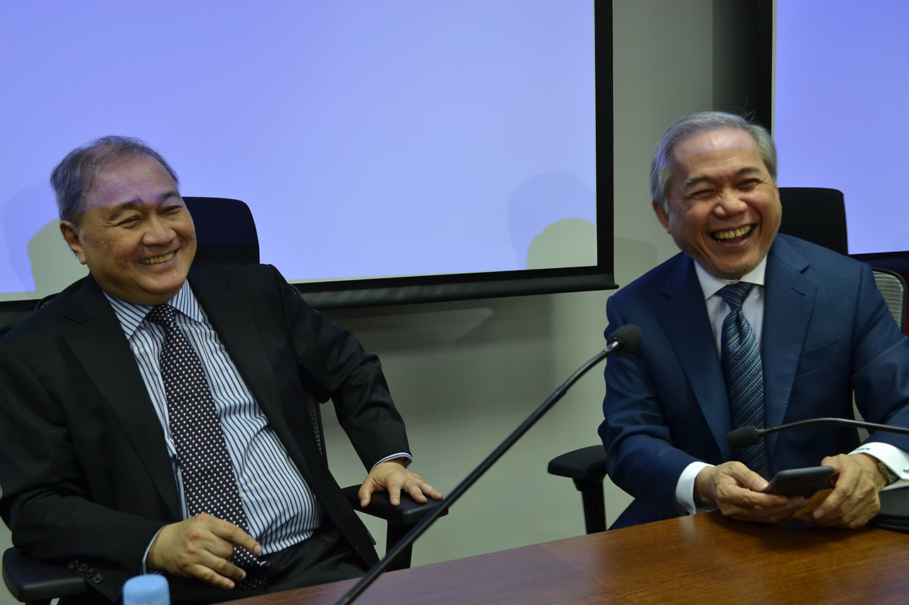 TEAM-UP. Manuel V. Pangilinan (L) laughs with Ray Espinosa (R) on a comment on PLDT and Globe's marriage. Photo by Chrisee Dela Paz/Rappler