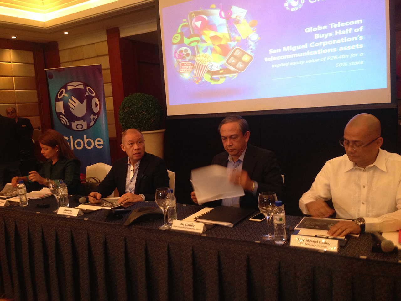 IMPROVEMENTS COMING. Globe's Ernest Cu (second from left) says subscribers will start feeling improved services 'in 3 to 4 months.' Photo by Chrisee Dela Paz/Rappler 