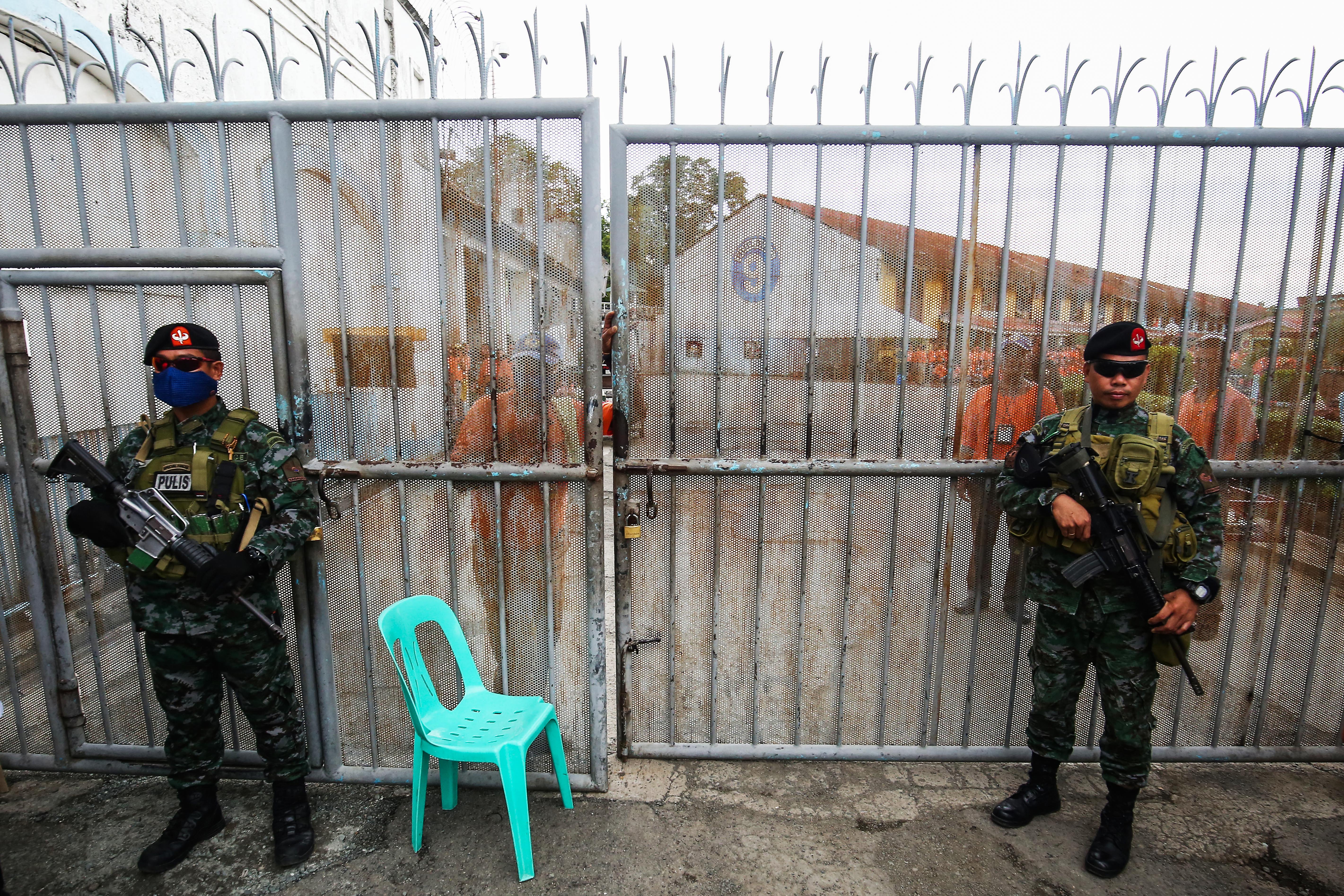 SEPARATE JAIL? Heavily armed members of the PNP-Special Action Force secure inmates of the New Bilibid Prison in Muntinlupa City. Photo by Ben Nabong/Rappler 