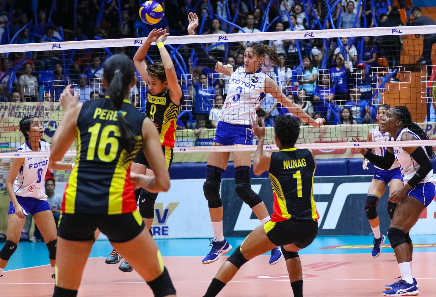 FINALS-BOUND. Kim Fajardo and F2 Logistics head back to the title round after stopping the towering Jaja Santiago and Foton. Photo from PSL  