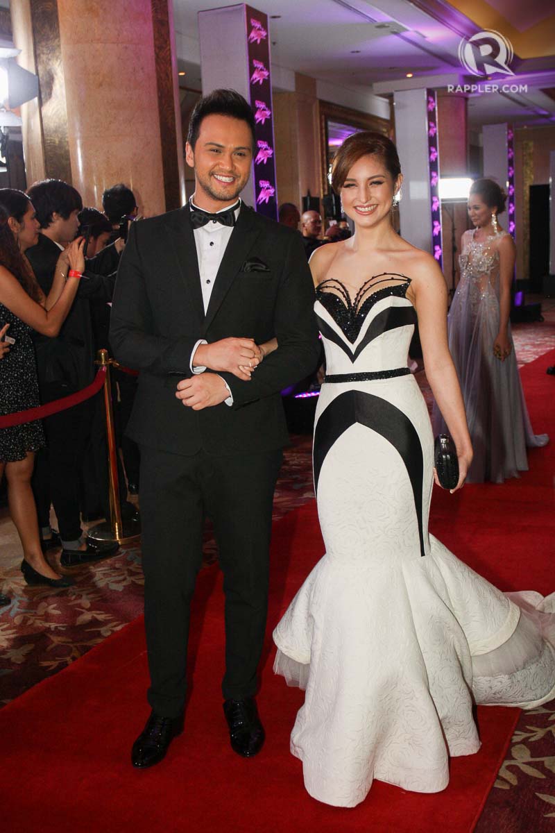 RED CARPET. Billy Crawford with Coleen Garcia at the 2014 Star Magic Ball. File photo by Manman Dejeto/Rappler