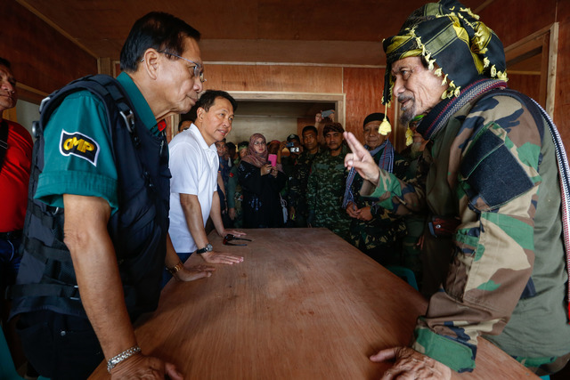 TALKS WITH MISUARI. Presidential Peace Adviser Jesus Dureza discusses with Moro National Liberation Front (MNLF) Chairman Nur Misuari (right) during a hand-over ceremony in Jolo, Sulu. Photo by SIMEON CELI/PPD 