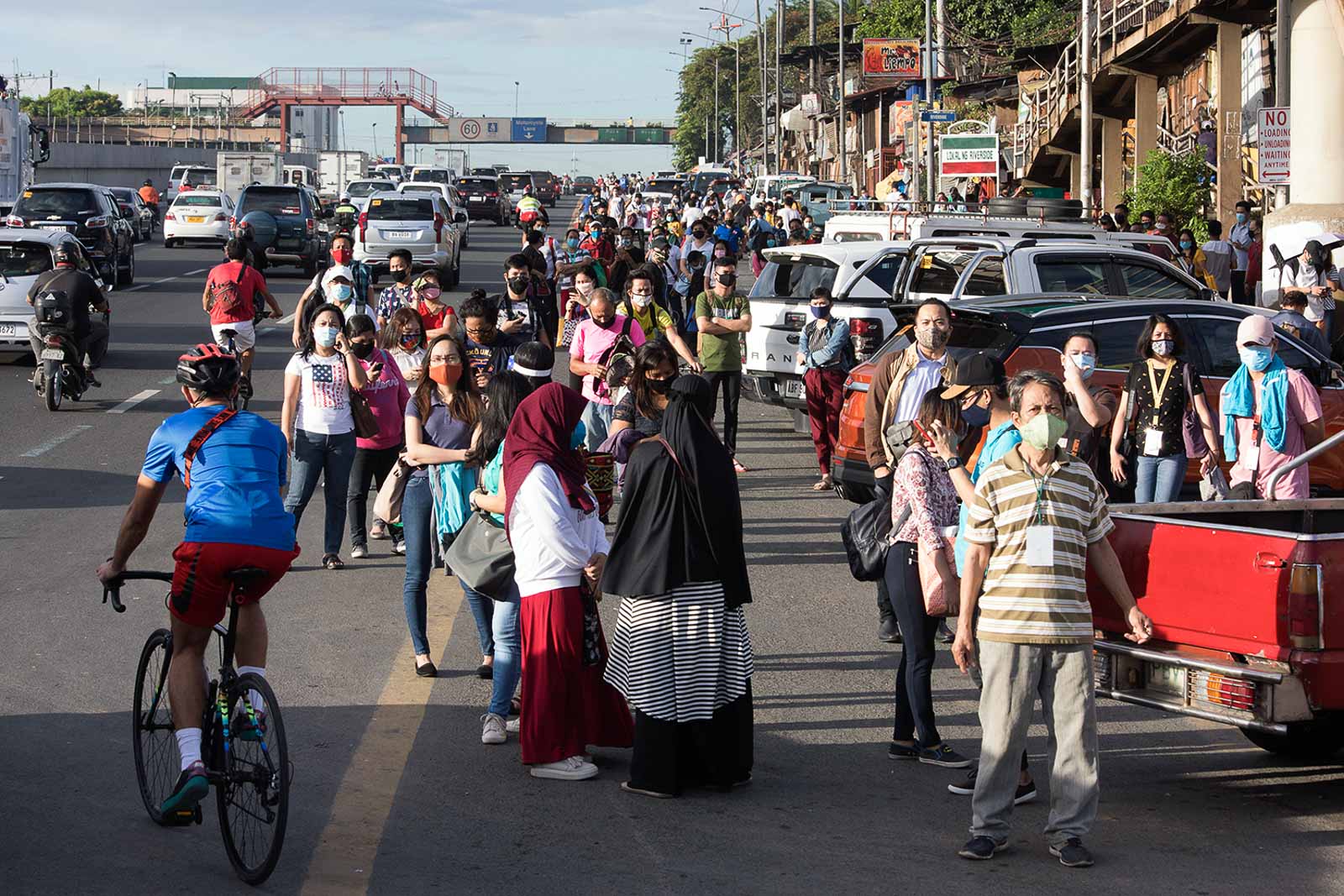 OUTBREAK. Passengers returning to work wait for augmentation buses along Commonwealth Avenue Quezon City on June 1, 2020, the first day of the general community quarantine in NCR. Photo by Darren Langit/Rappler 