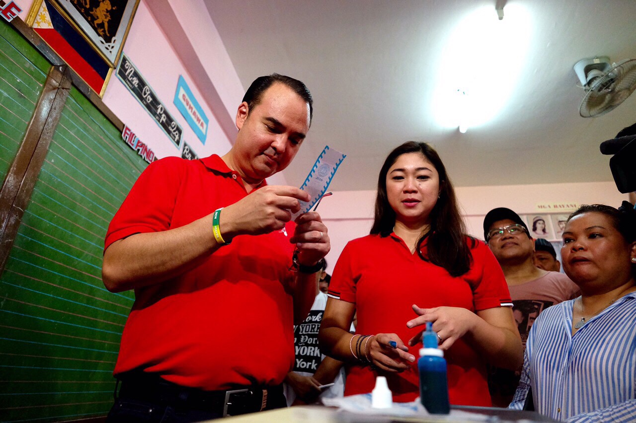 SAME POLL PRECINCT. Alan Cayetano and wife Lani vote at the same precinct in 2016. They've since declared separate residences to run for representatives of Taguig City's two districts. Photo by Pat Nabong/Rappler 
