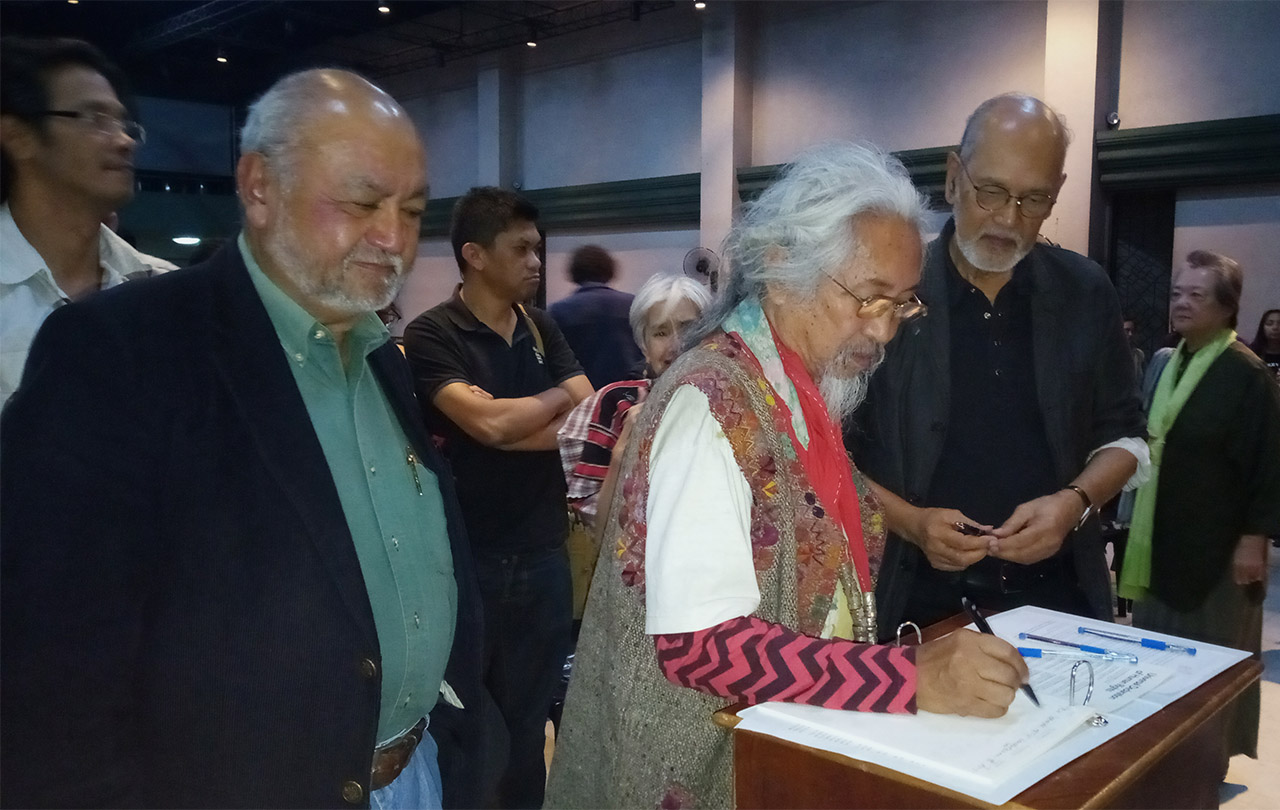 MANIFESTO. Baguio-based National artists BenCab and Kidlat Tahimik together with University of the Cordilleras president Ray Dean Salvosa led the signing of Manifesto of Artists for Human Rights declaring to use art as tool to uphold truth and human dignity for all at all times.  Photo by Marilou Guieb 