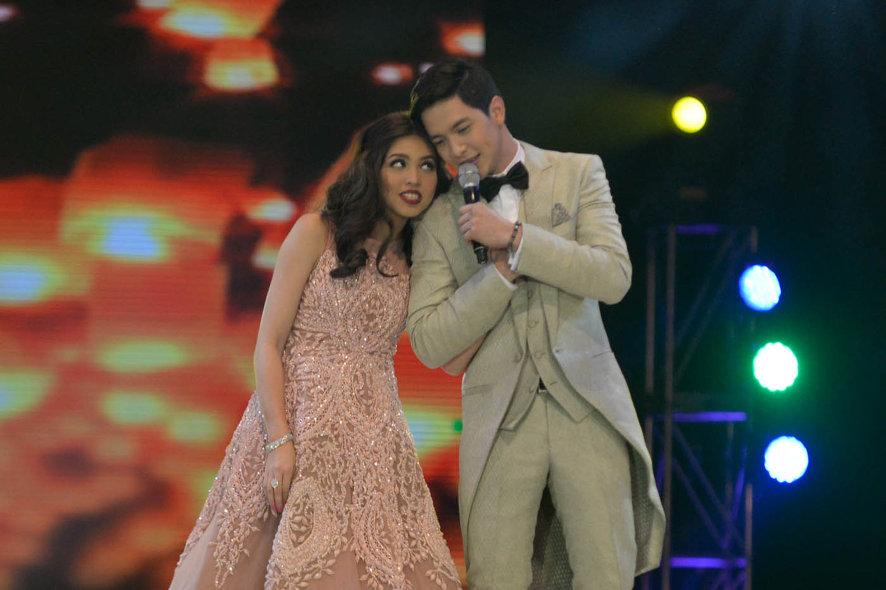 DUET. Yaya Dub joins in on Alden's performance of the song 'God Gave Me You' by Bryan White, their theme song. Photo by Alecs Ongcal/Rappler.com 