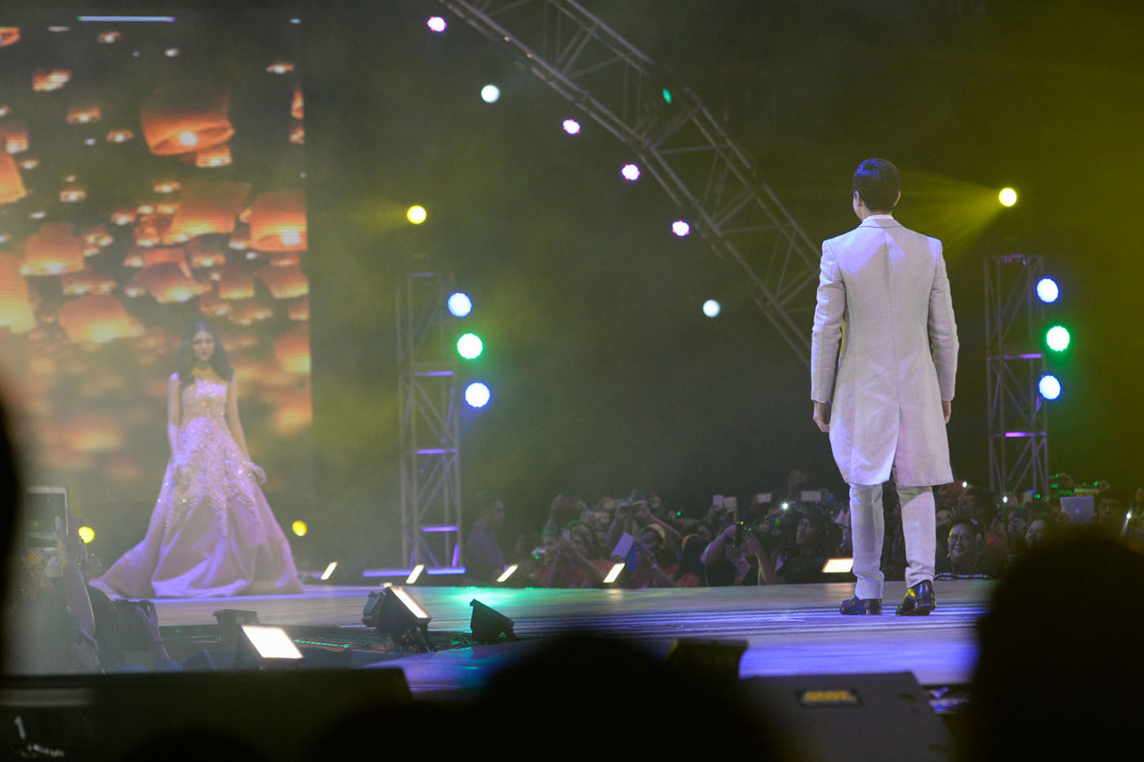 SLOW AND STEADY. Yaya Dub waited on stage as Alden slowly made his way to her. Photo by Alecs Ongcal/Rappler.com 