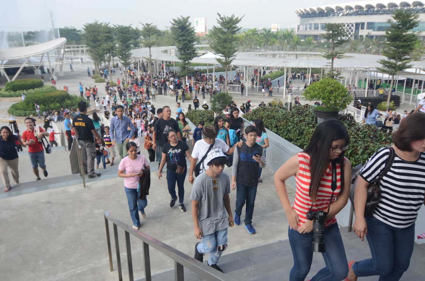 JAM-PACKED. Fans flock to the Philippine Arena hours before "AlDub: Tamang Panahon." Photo by Alecs Ongcal/Rappler  