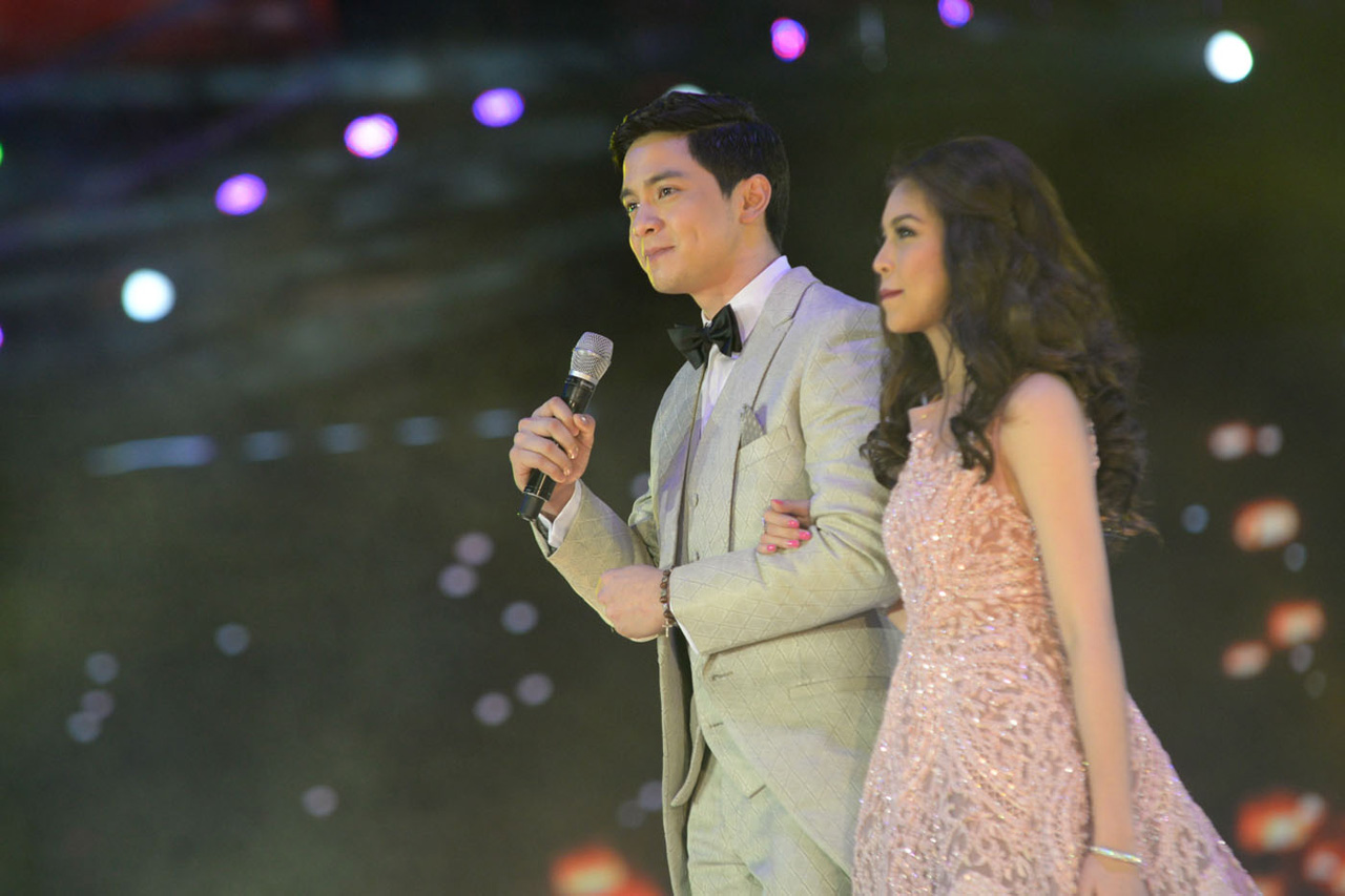 'TAMANG PANAHON.' Alden and Yaya Dub, played by Alden Richards and Maine Mendoza, share perform hold each other for the first time at the Philippine Arena for the big event. Photo by Alecs Ongcal/Rappler.com 