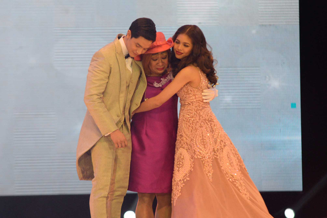 GROUP HUG. Alden, Lola Nidora, and Yaya Dub all share a hug before the couple could hold each other. Photo by Alecs Ongcal/Rappler.com 