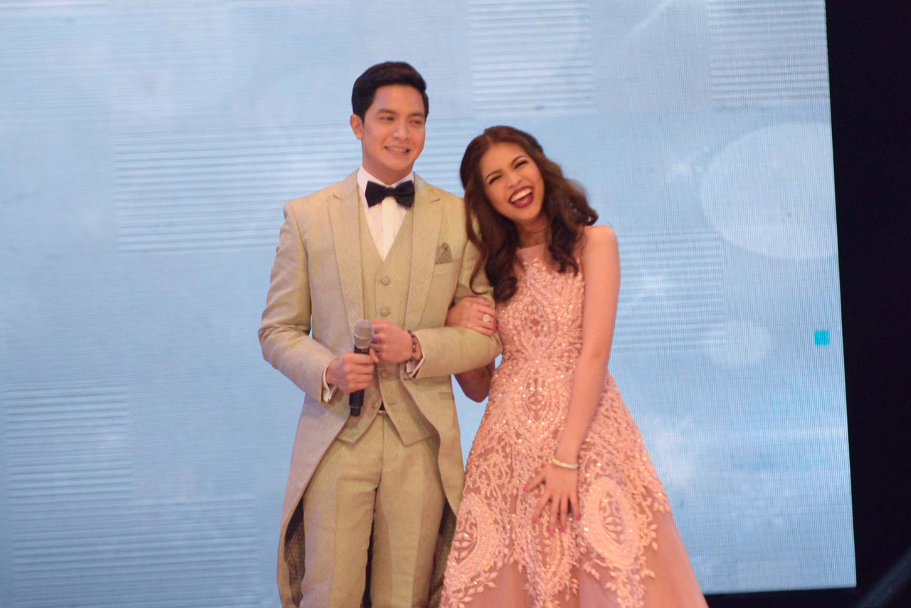 ARM IN ARM. Alden and Yaya Dub walk down the stage after Alden confessed his feelings to Yaya. Photo by Alecs Ongcal/Rappler.com 