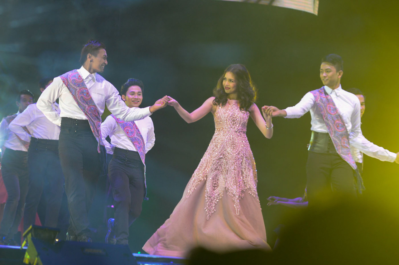 'DREAMING OF YOU.' Yaya Dub performs to 'Dreaming of You' by Selina with her backup dancers at the Philippine Arena on October 24, 2015. Photo by Alecs Ongcal/Rappler.com  