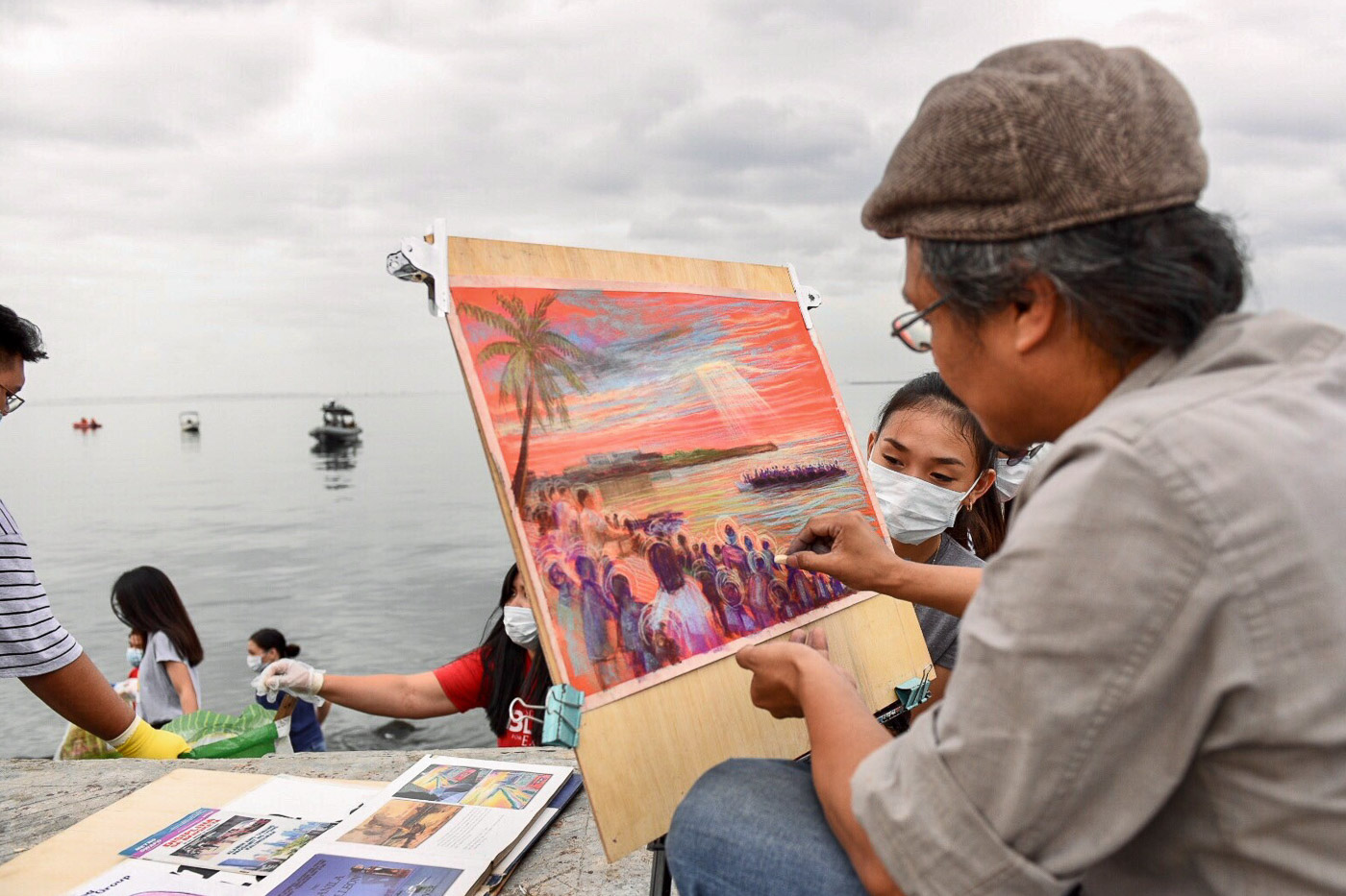 PICTURE PERFECT. An artist sketches his ideal view of the Manila Bay during the start of the bay's rehabilitation on January 27, 2019. Photo by LeAnne Jazul/Rappler  
