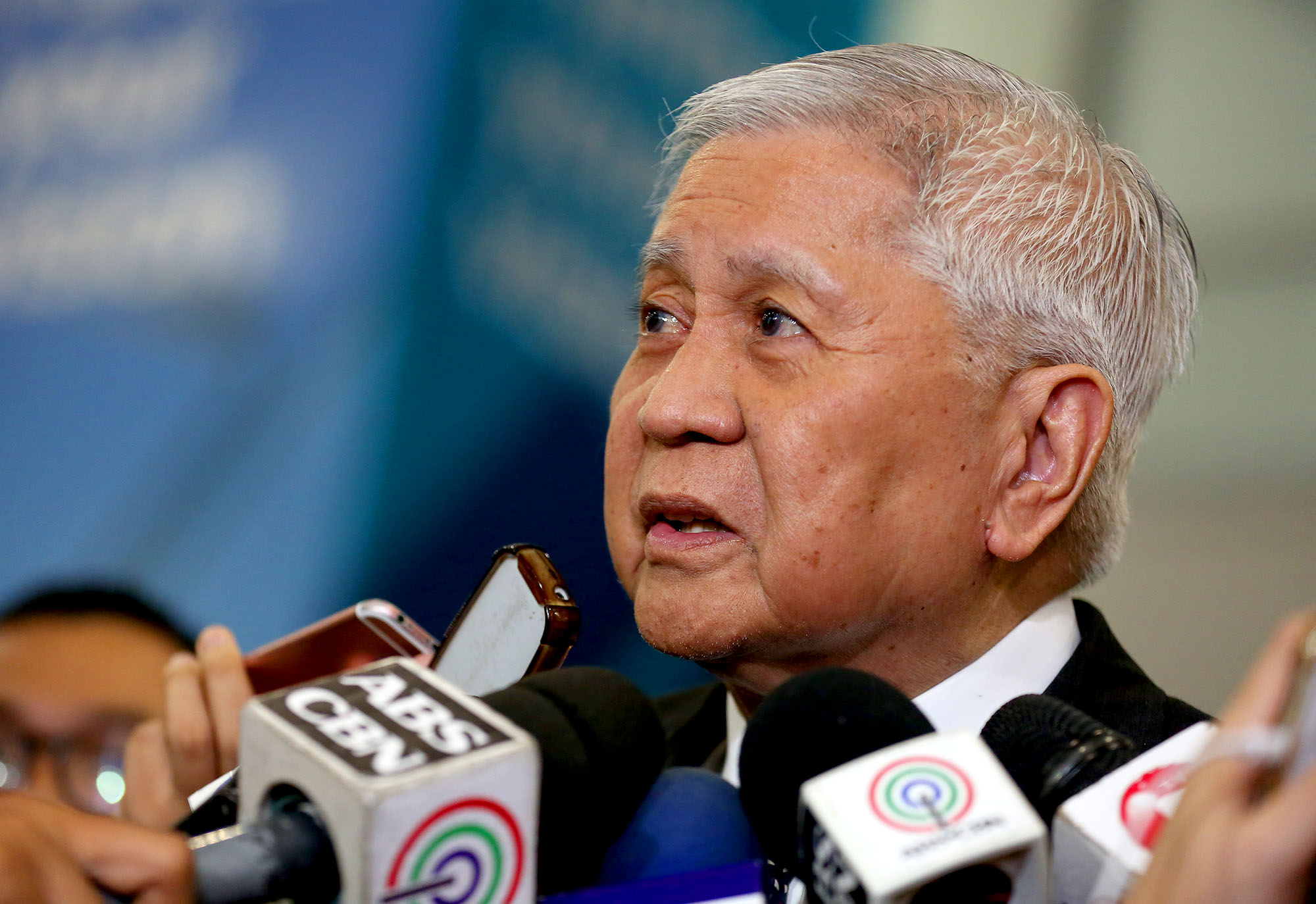 DEPORTED. Former foreign secretary Albert del Rosario talks to media upon his arrival at the NAIA Terminal 3, Pasay City, on June 21, 2019. Photo by Inoue Jaena/Rappler
 