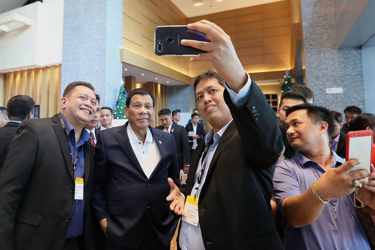 SKIPPED A MEETING. President Rodrigo Duterte poses for a selfie with on the sidelines of the opening ceremony of the 33rd Association of Southeast Asian Nations (ASEAN) Summit and Related Summits at the Suntec Convention and Exhibition Center in Singapore on November 13, 2018. Malacañang photo 