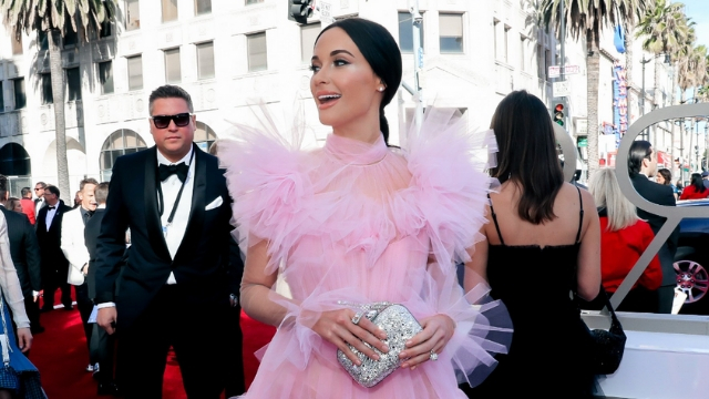 PRETTY IN PINK. Kacey Musgraves wears Giambattista Valli on the Oscars 2019 red carpet. Screenshot from Twitter.com/TheAcademy 