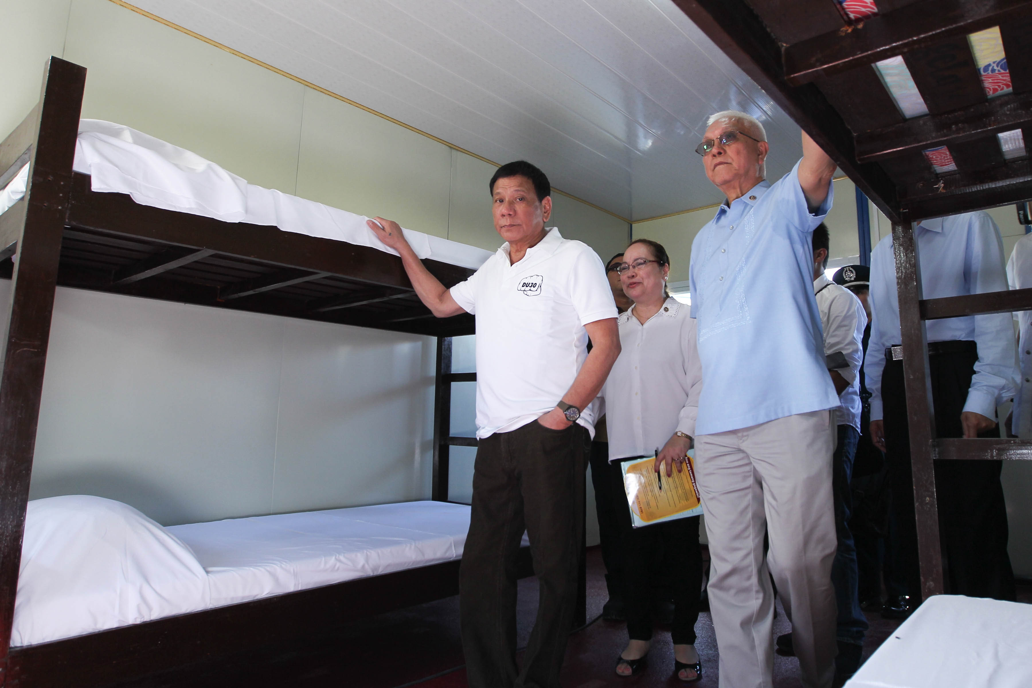 INSPECTION. Cabinet Secretary Jun Evasco accompanies President Duterte as he inspects a new drug rehabilitation facility in Nueva Ecija donated by Chinese tycoon Huang Rulun. Photo by Ace Morandante/Presidential photo  
