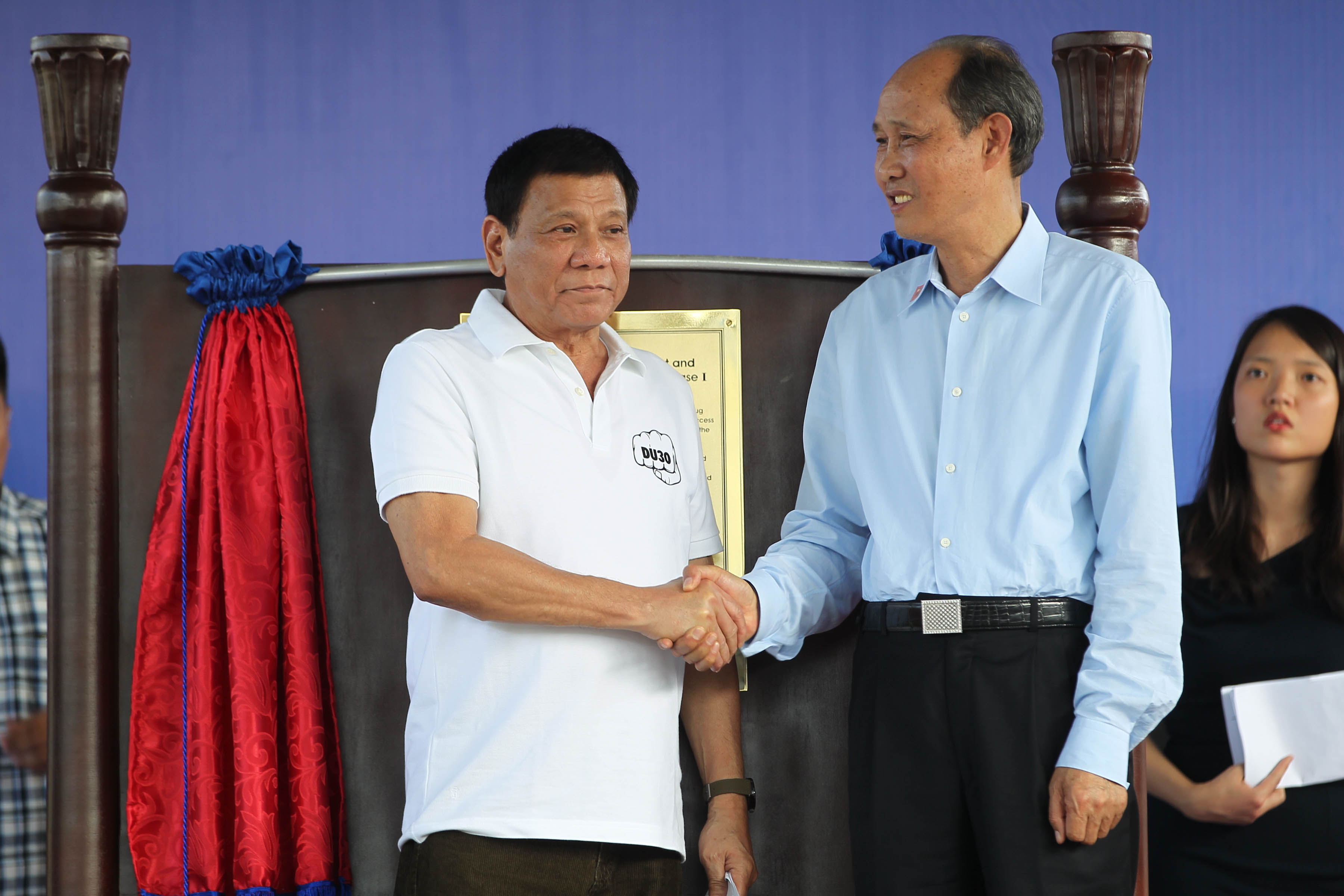 UNVEILING. President Duterte, Chinese businessman Huang Rulun (beside Duterte, on the right), and Cabinet members attend the inauguration of the mega drub rehabilitation center in Fort Magsaysay, Nueva Ecija on November 29, 2016. 