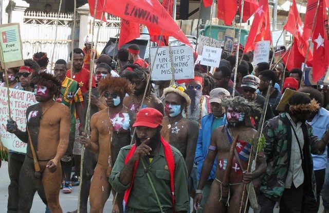 PROTEST HALTED. Papuan pro-independence activists, some in traditional tribal garb, march during a rally in Jayapura. AFP PHOTO 