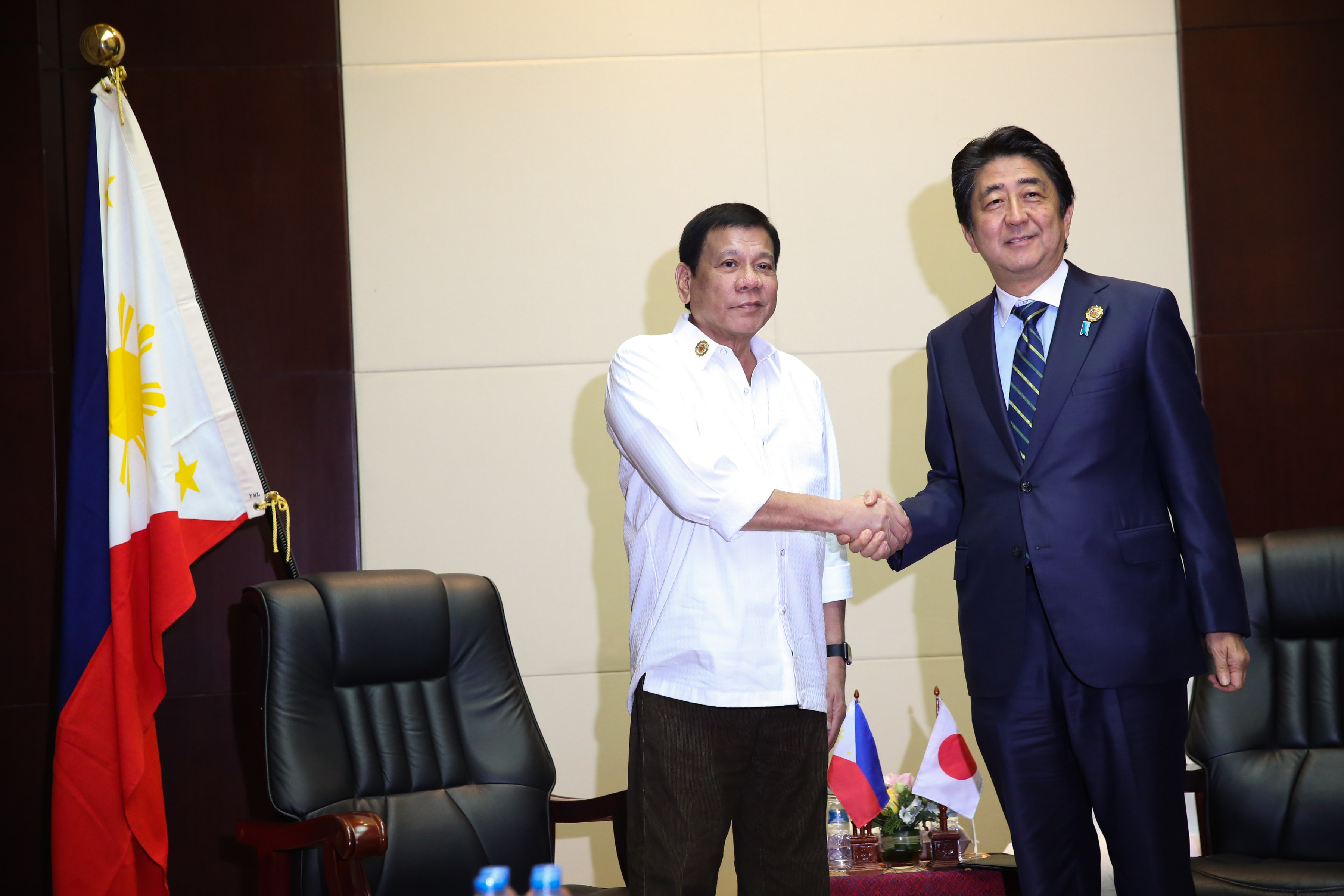 FOREIGN TRIPS AHEAD. In early September in Laos, President Rodrigo Duterte meets Japan Prime Minister Shinzo Abe who invites him to visit Japan. Photo by PPD  