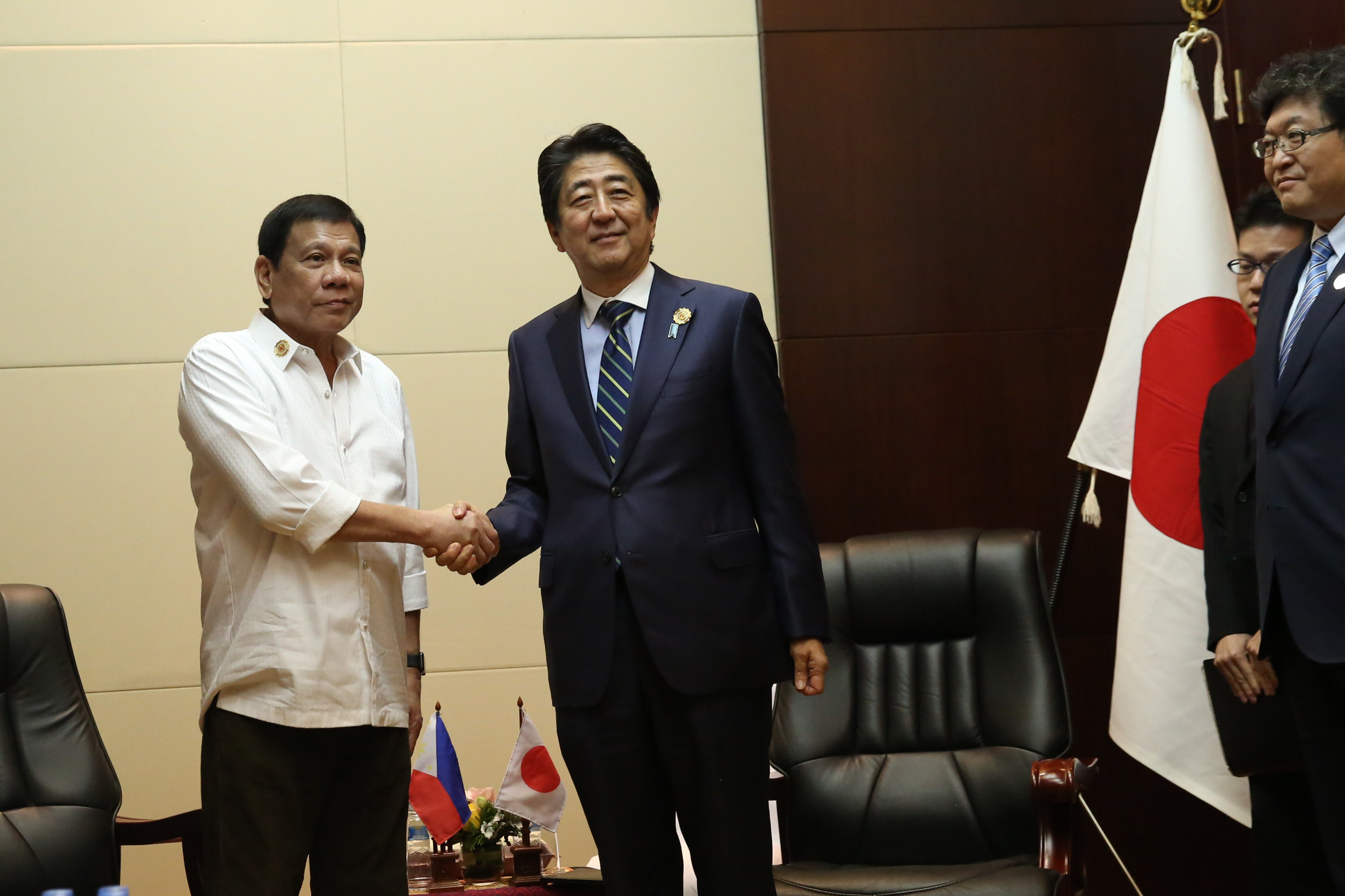 INVITATION TO JAPAN. President Rodrigo Duterte and Prime Minister Shinzo Abe meet in Vientiane, Laos during the ASEAN Summit in early September 2016. Photo from PPD 