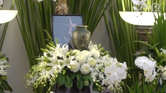PAALAM, MANOY. The urn containing the cremated remains of Eddie Garcia is displayed at the Heritage Memorial Park in Taguig, where friends and fans can pay their last respects to the esteemed actor. Rappler screenshot     