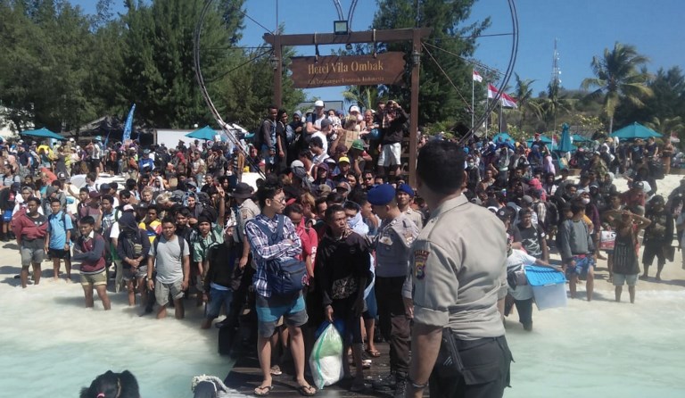 AFTER THE EARTHQUAKE. This handout picture taken on August 6, 2018 and released by Indonesia Water Police shows hundreds of people attempting to leave Gili Trawangan, north of neighboring Lombok island, a day after a 6.9 magnitude earthquake struck the area. Handout photo by Indonesia Water Police/AFP 
