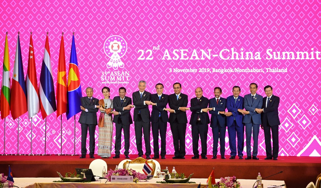 ASEAN-CHINA SUMMIT. ASEAN leaders and China's Premier Li Keqiang (5th from left) pose for a group photo during the 22nd ASEAN-China Summit in Bangkok on November 3, 2019, on the sidelines of the 35th Association of Southeast Asian Nations (ASEAN) Summit. Photo by Manan Vatsyayana/AFP 